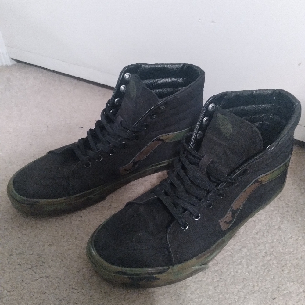 Black/camo vans Sk8-Hi
